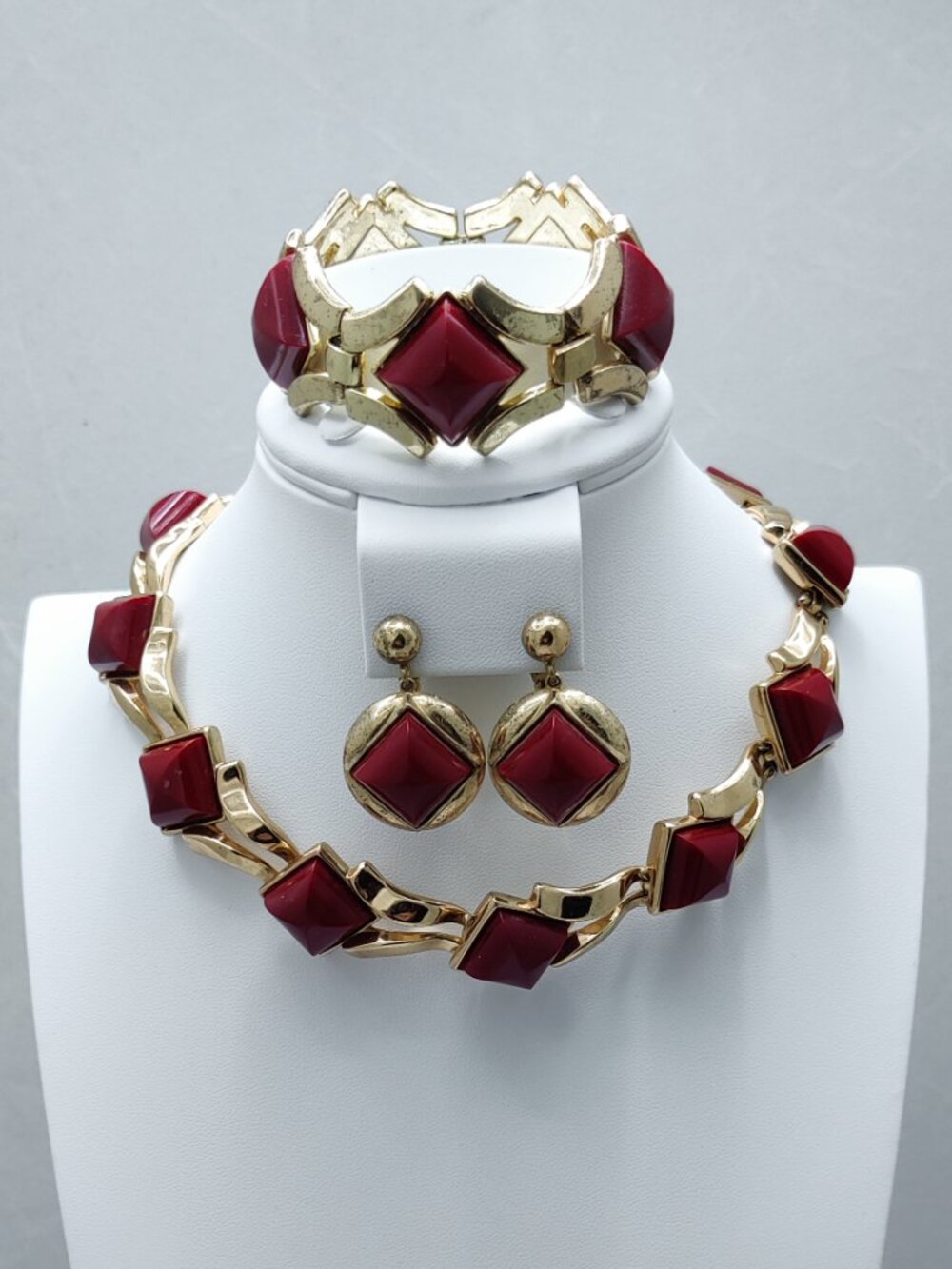 VTG Signed 50s Crown Trifari Gold Tone Red Thermoset Choker Earrings Bracelet